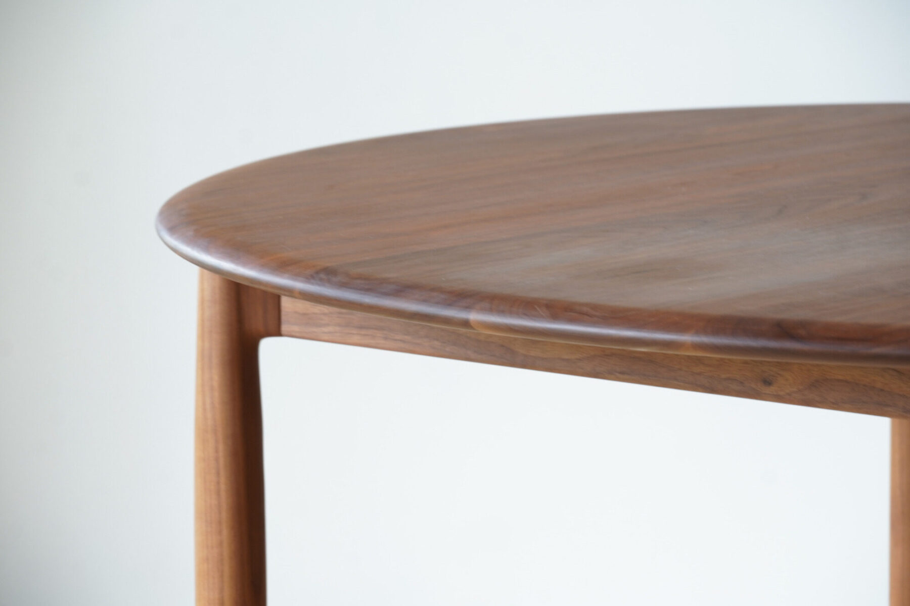 ユニバースダイニングテーブル　宮崎椅子