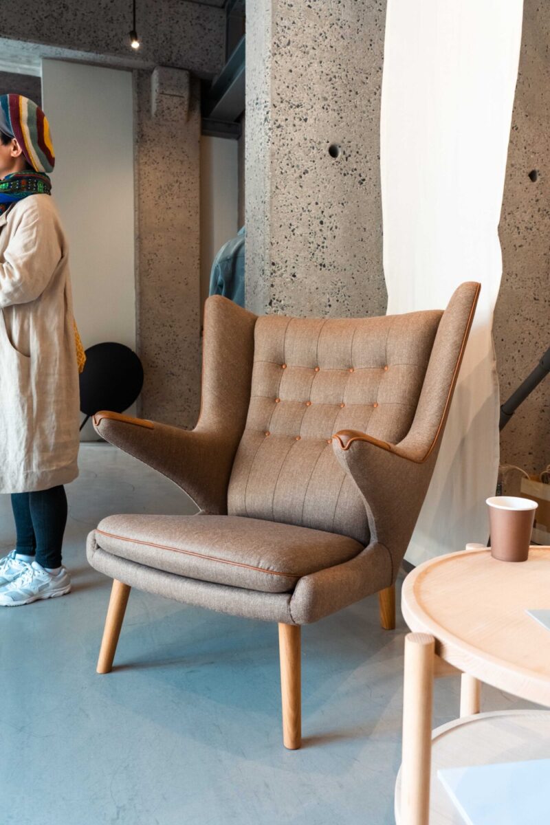 AP Stolenのためにウェグナーがデザインした〈ベアチェア〉の実機写真(デンマーク家具・Danish Modern)。