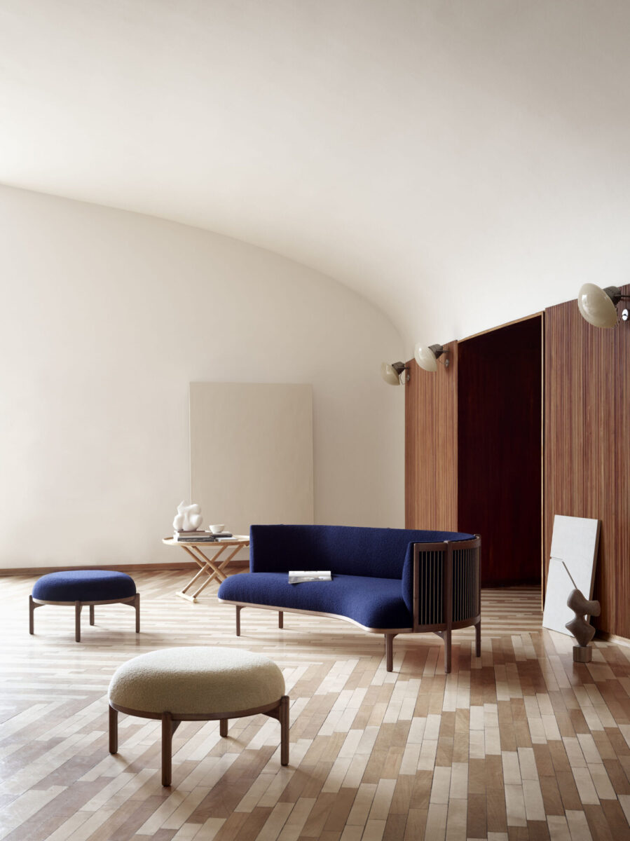 カール・ハンセン&サンとリッケ・フロストによる《Sideways Sofa》。柔らかな曲線と無垢材の美しさが際立つデンマークデザインのソファ。