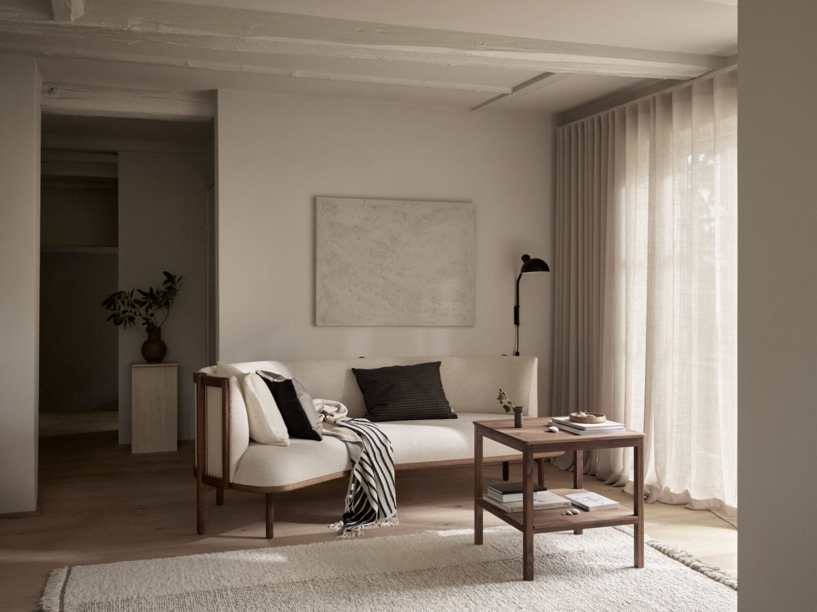 カール・ハンセン&サンのSideways Sofa展示風景。柔らかなフォルムと素材の美しさが際立つ空間。