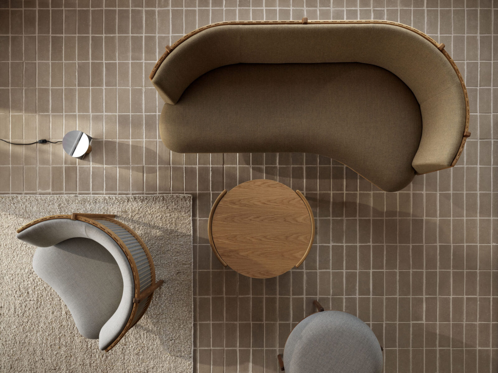 深い色合いのウォルナットフレームとテキスタイルのコントラストが美しい《Sideways Sofa》。現代の暮らしに溶け込む有機的デザイン。