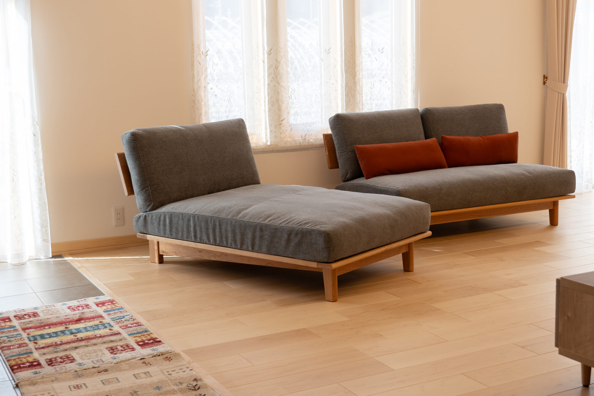 メープル材の床にブラックチェリー材の家具を合わせた長野県のご新築