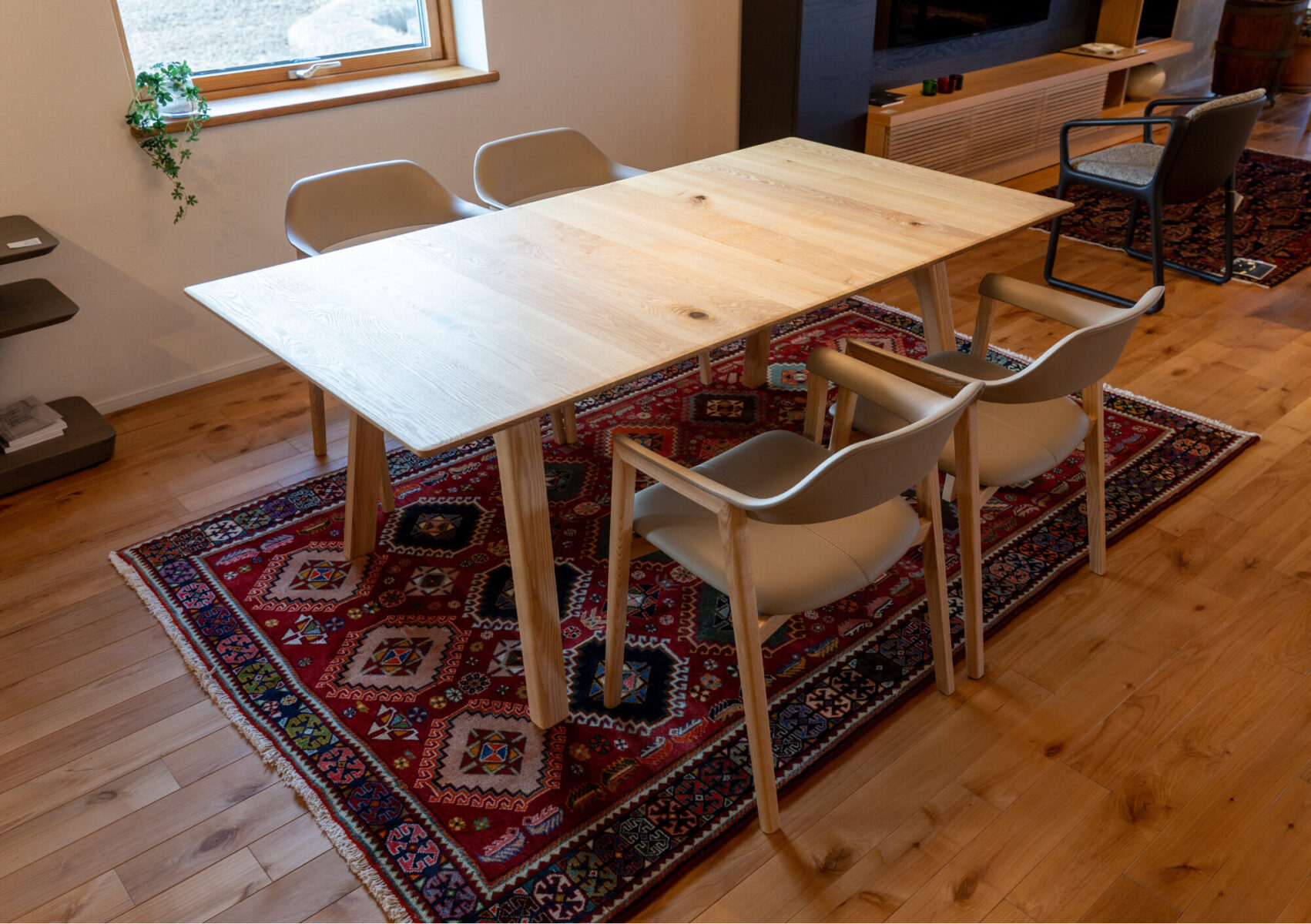 ダイニングテーブルと絨毯