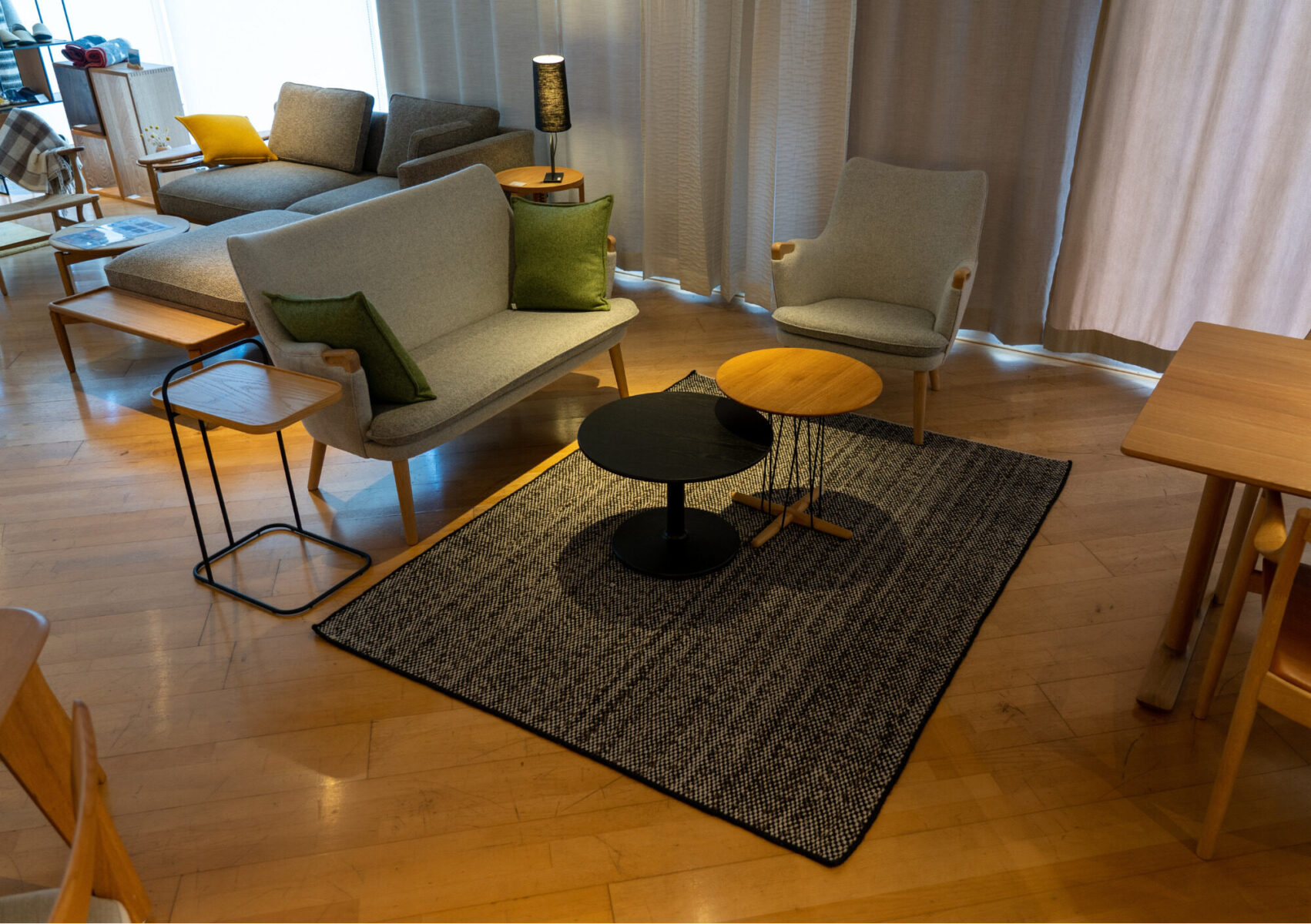 ソファ　ラウンジソファ　リビングシーン　絨毯　黒