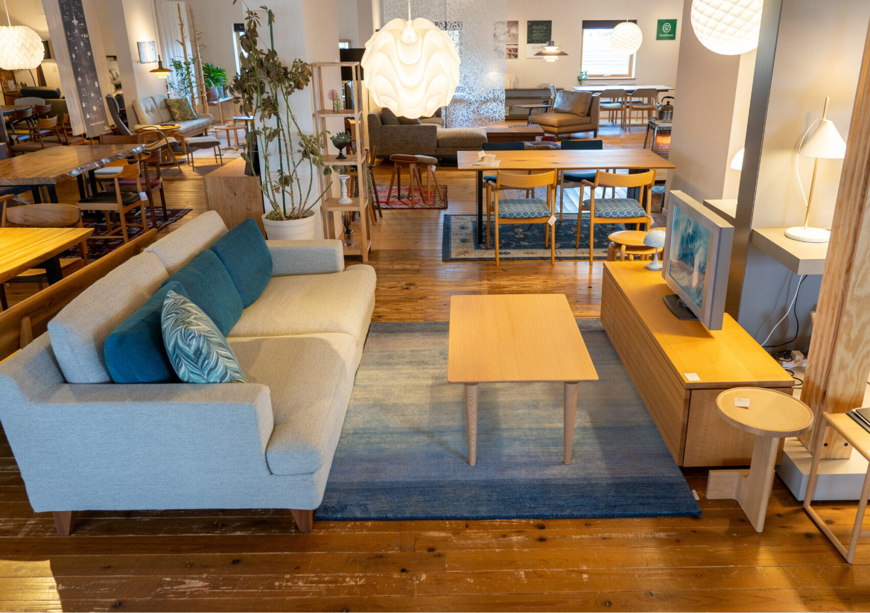 ソファ　絨毯　照明