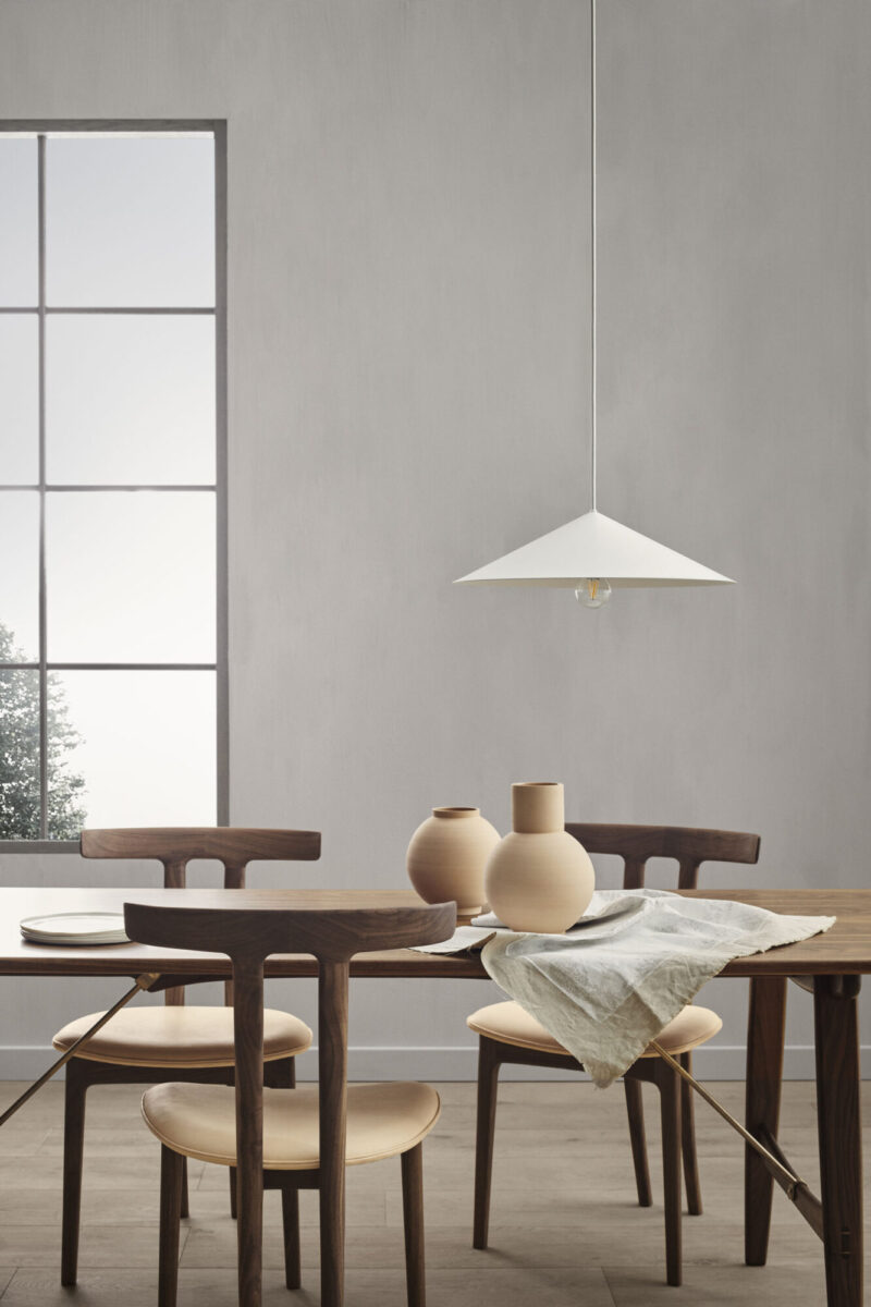 オーレ・ヴァンシャーが1958年にデザインしたOW58 T-CHAIR。無垢材とT字構造が特徴の北欧ダイニングチェア。カールハンセン正規取扱店・塩田家具で仕様相談・展示確認が可能です。
