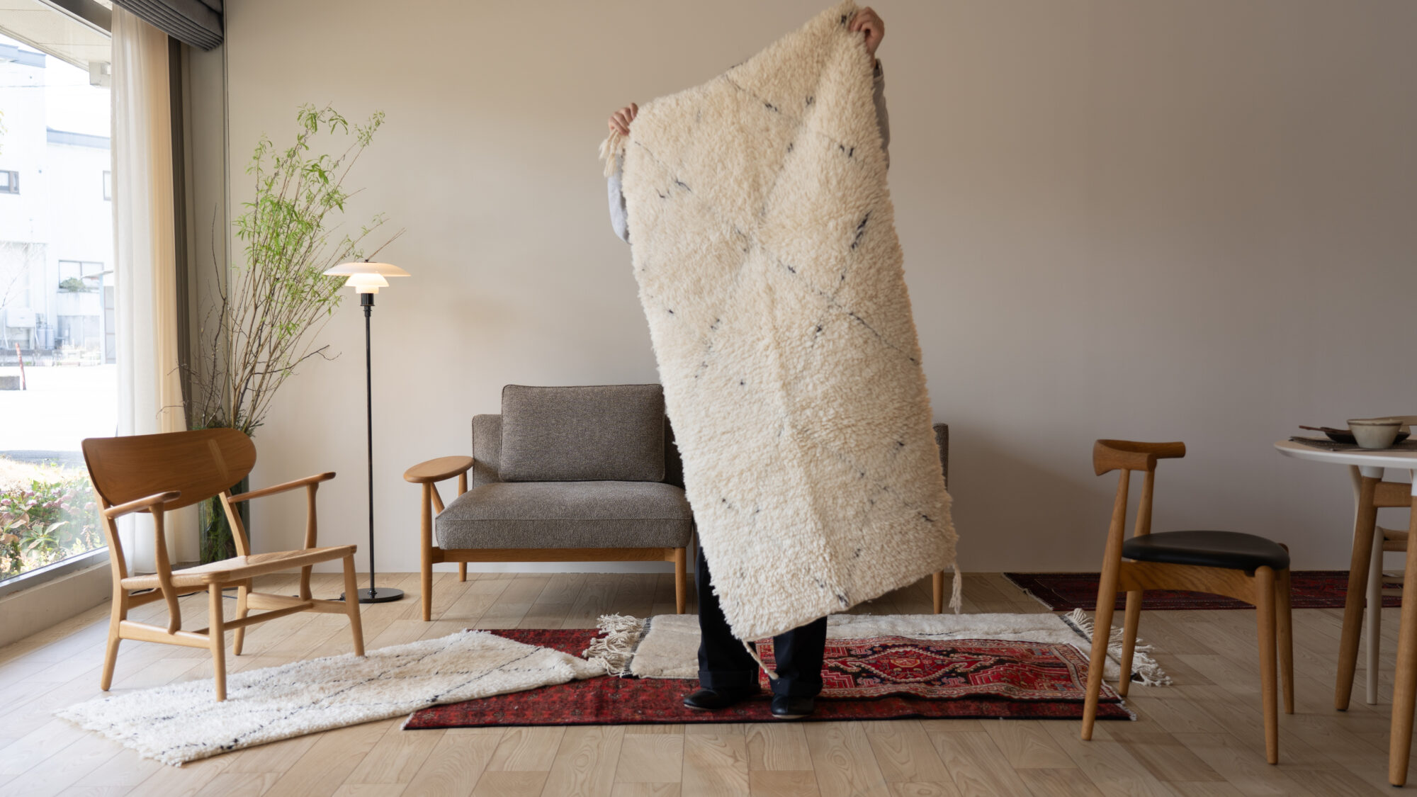 ベニワレンラグの意味や特徴、選び方をわかりやすく解説。アアルトやル・コルビュジエが手織りラグを取り入れた理由と、塩田家具で開催されるG.E.Mラグ展の見どころをご紹介します。