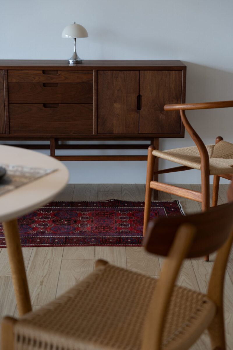 世界の手織りラグを踏んで比べられる塩田家具のG.E.Mラグ展示会の様子