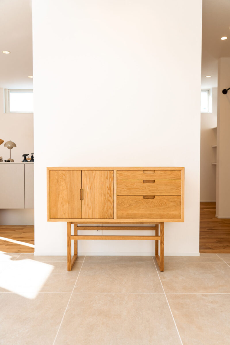松井木工 サルビア キャビネットチェスト 無垢材フレームとスリム脚のリビングボード