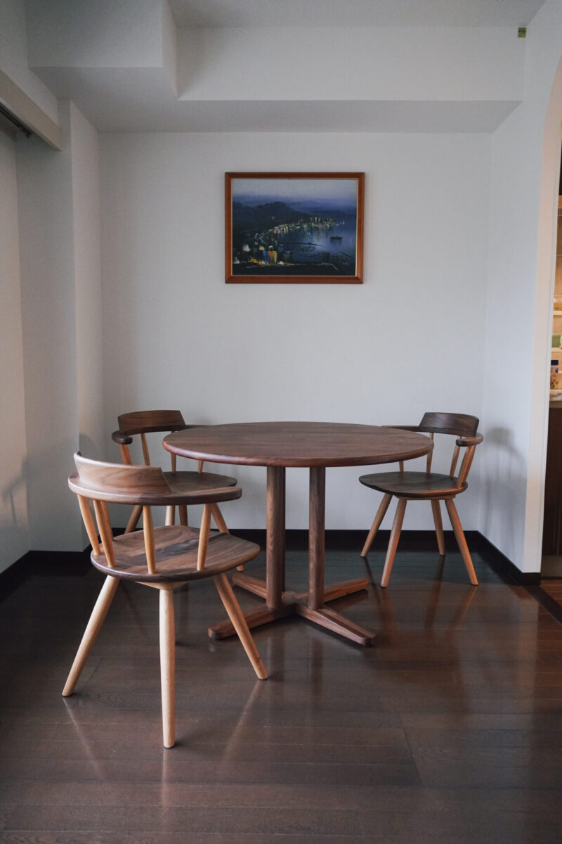 ウォルナット無垢材のオーダー円形テーブル納品事例｜木製回転チェアとソファ｜塩田家具