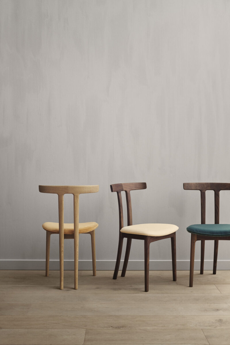 オーレ・ヴァンシャーが1958年にデザインしたOW58 T-CHAIR。無垢材とT字構造が特徴の北欧ダイニングチェア。カールハンセン正規取扱店・塩田家具で仕様相談・展示確認が可能です。
