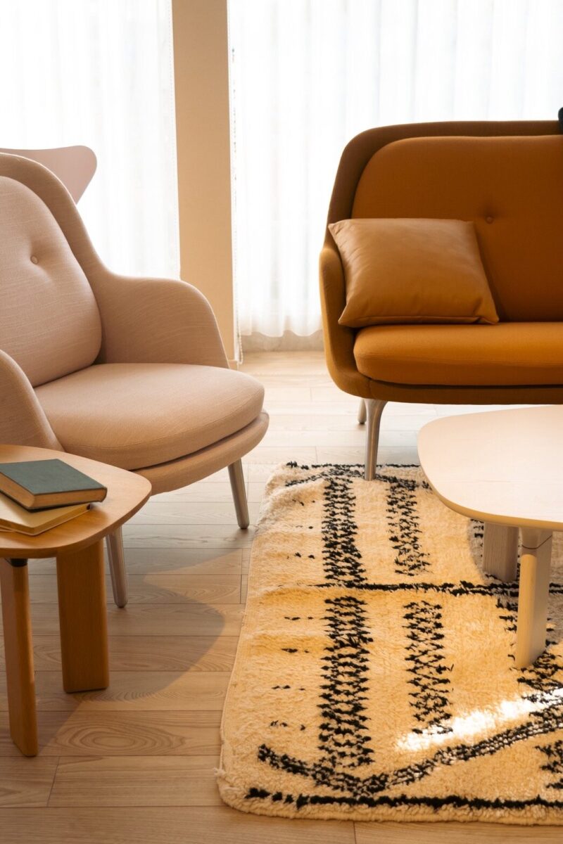 ベニワレン・トライバルラグ・ギャッベを並べて比較できるG.E.Mラグ展の展示風景(塩田家具リヴリア)