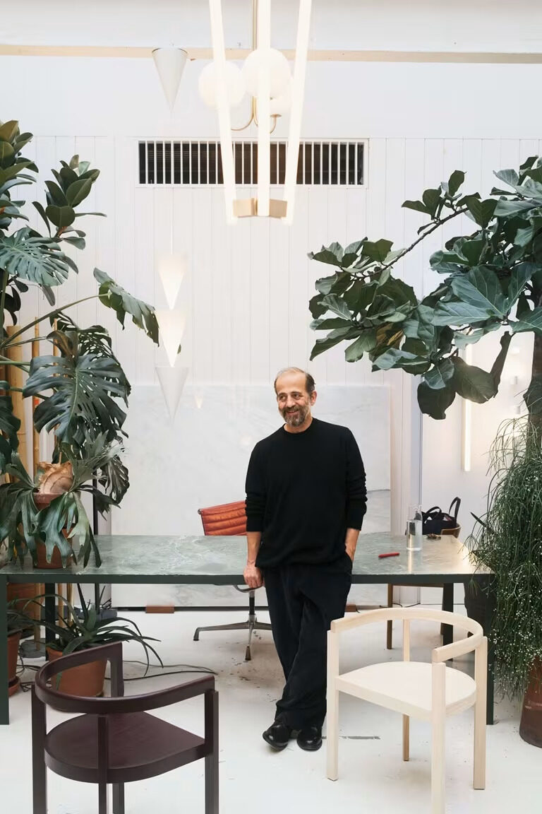 Fritz Hansen の AFTER テーブル。マイケル・アナスタシアデスによる幾何学的で明快な設計。アッシュ無垢材・大理石仕様対応。塩田家具で素材選び・サイズ相談が可能。
