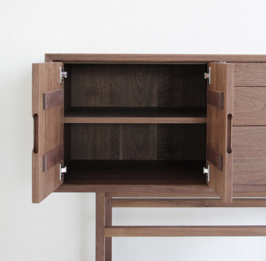 北欧インテリアに調和する 木製キャビネットチェスト リビング設置例