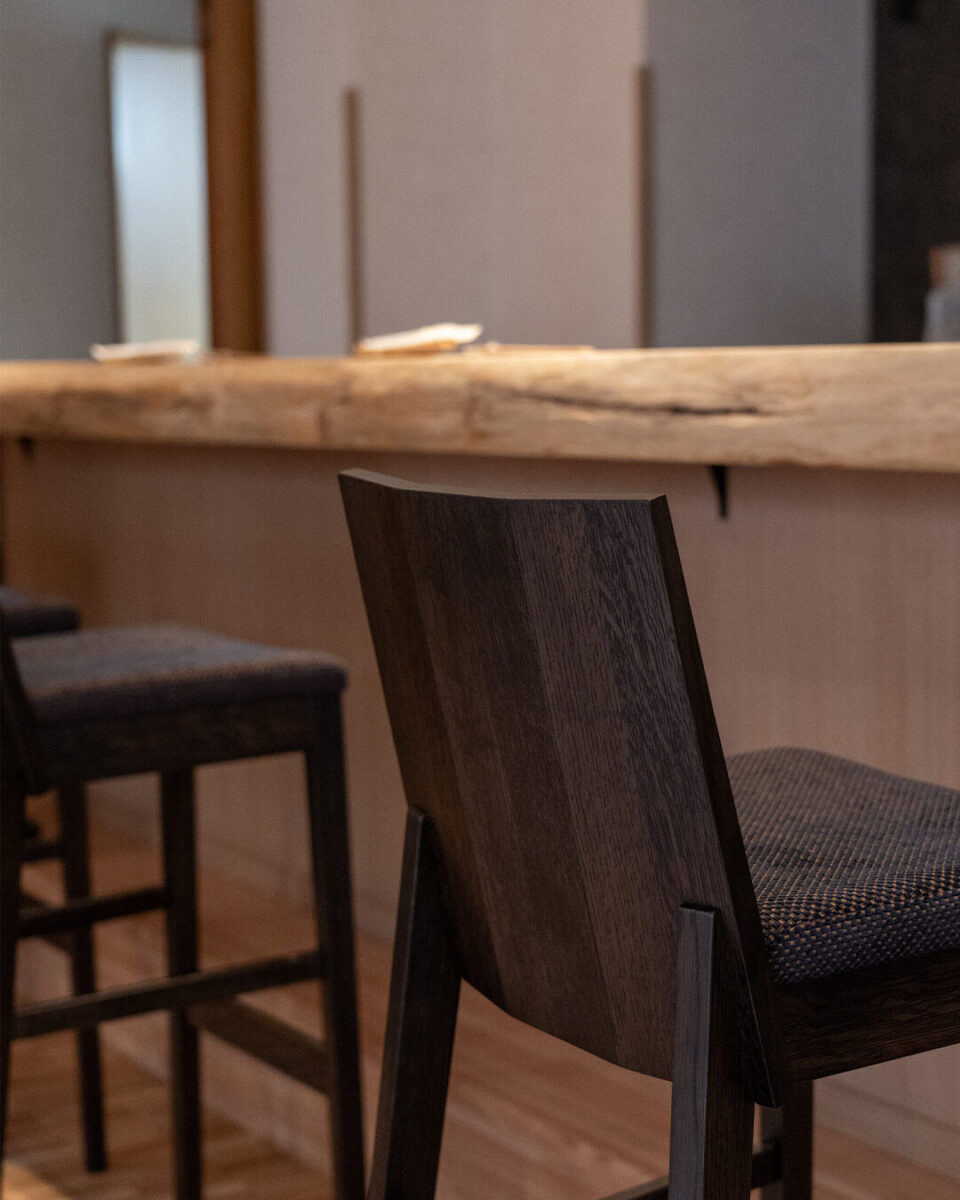 サントリー樽ものがたり カウンターチェア 写真