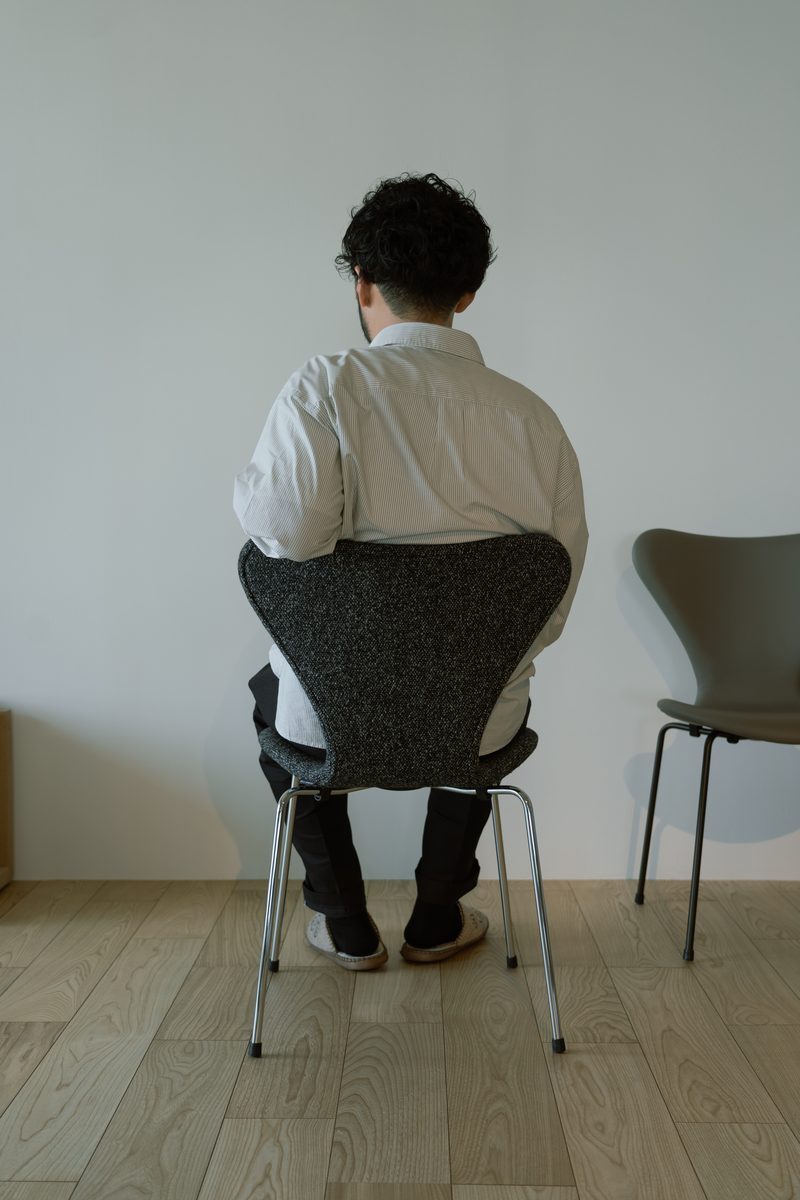 セブンチェアに座った姿を背面から見る