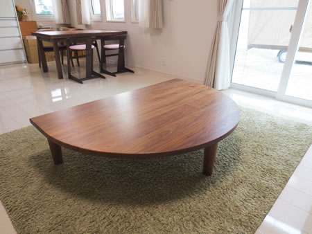 隣室の間仕切りに合わせた半円形の座テーブル…その１