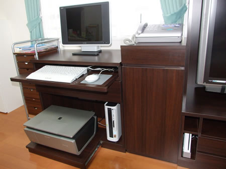 機能的に収納されたパソコンと周辺機器